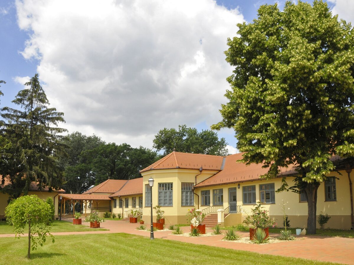 Gyulavári kastély és előkertje